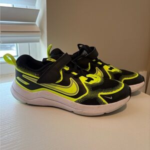 Nike Kids Cosmic Runner in Black/Volt/Wolf Grey